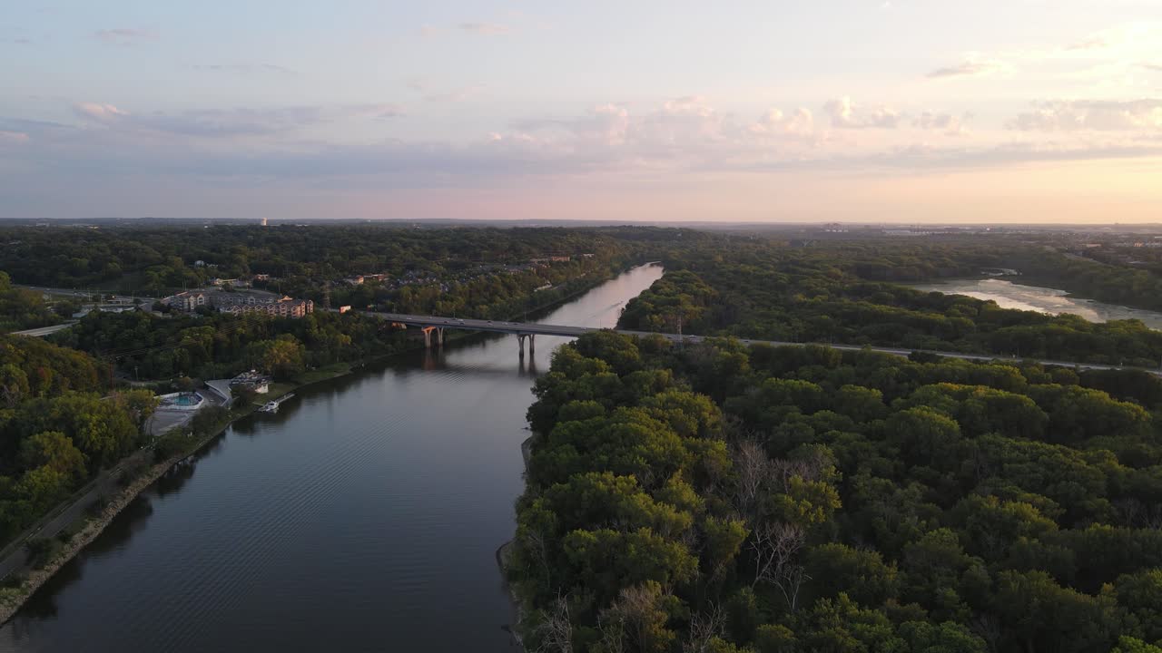 Ripresa con drone del ponte 35E sul fiume Mississippi a St