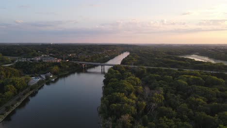 fotografía de drone del puente 35e sobre el río mississippi en st.