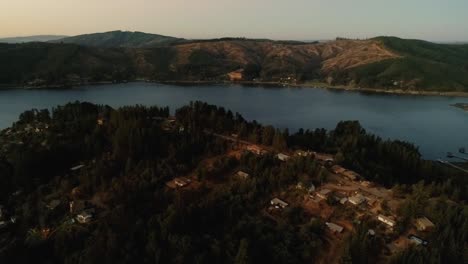 Volando-Sobre-El-Lago-Vichuquen-Al-Atardecer