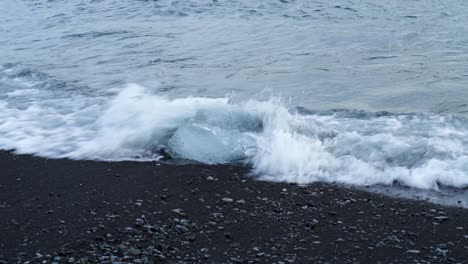 Slow-Motion-of-Ocean-Wave-Flooding-Ice-Cube