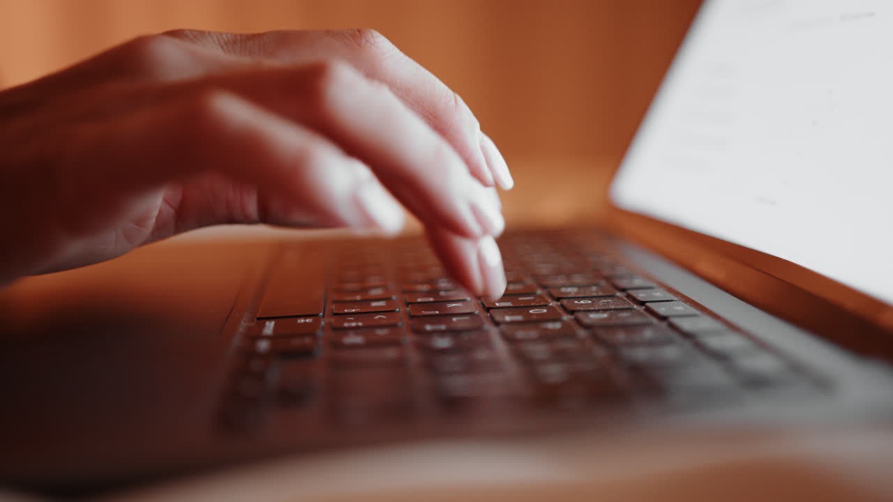 mujer escribiendo en una computadora portátil