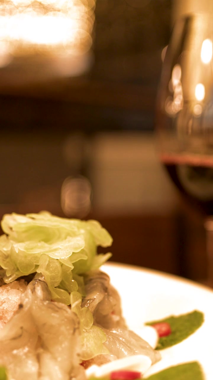 Scatto macro ravvicinato di un'insalata gourmet di gamberi thailandese abbinata a vino rosso con illuminazione calda