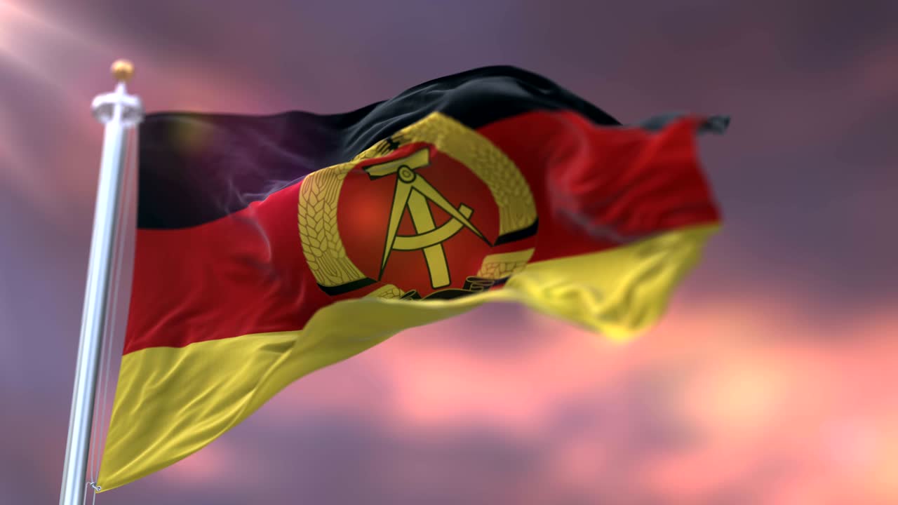 독일민주공화국 또는 동독의 발이 해가 지면 흔들리고 있다.