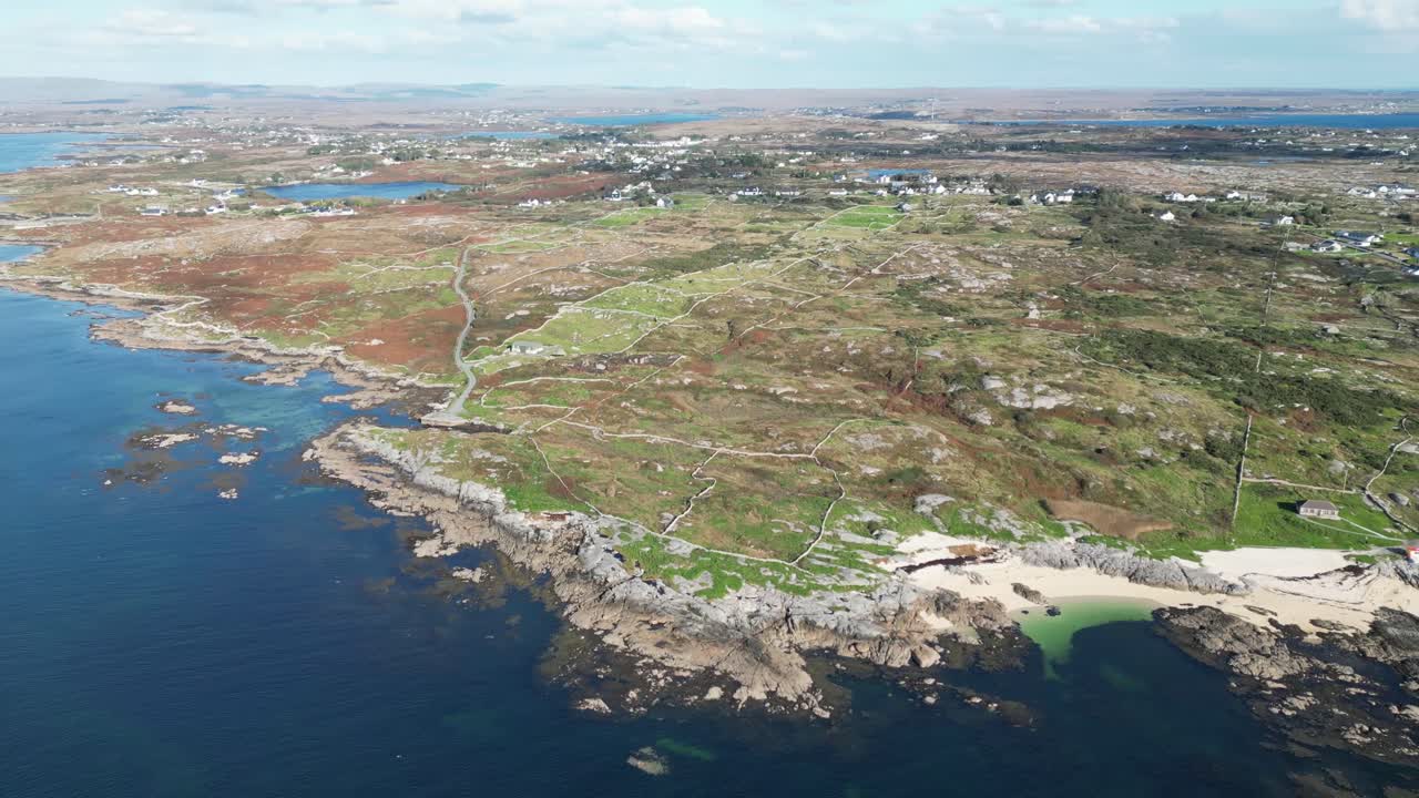 영화 드론은 산호 해변의 아름다움을 발리코네리, 넓은 회전 항공 영상으로 보여줍니다.