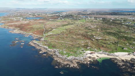 drone cinematográfico que muestra la belleza de la playa de coral en ballyconneely, amplia rotación de imágenes aéreas