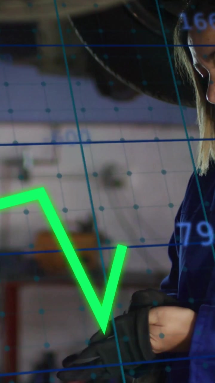 Video verticale: Donna che indossa guanti in garage, attivando una griglia AR e controllando il picco di un grafico verde.