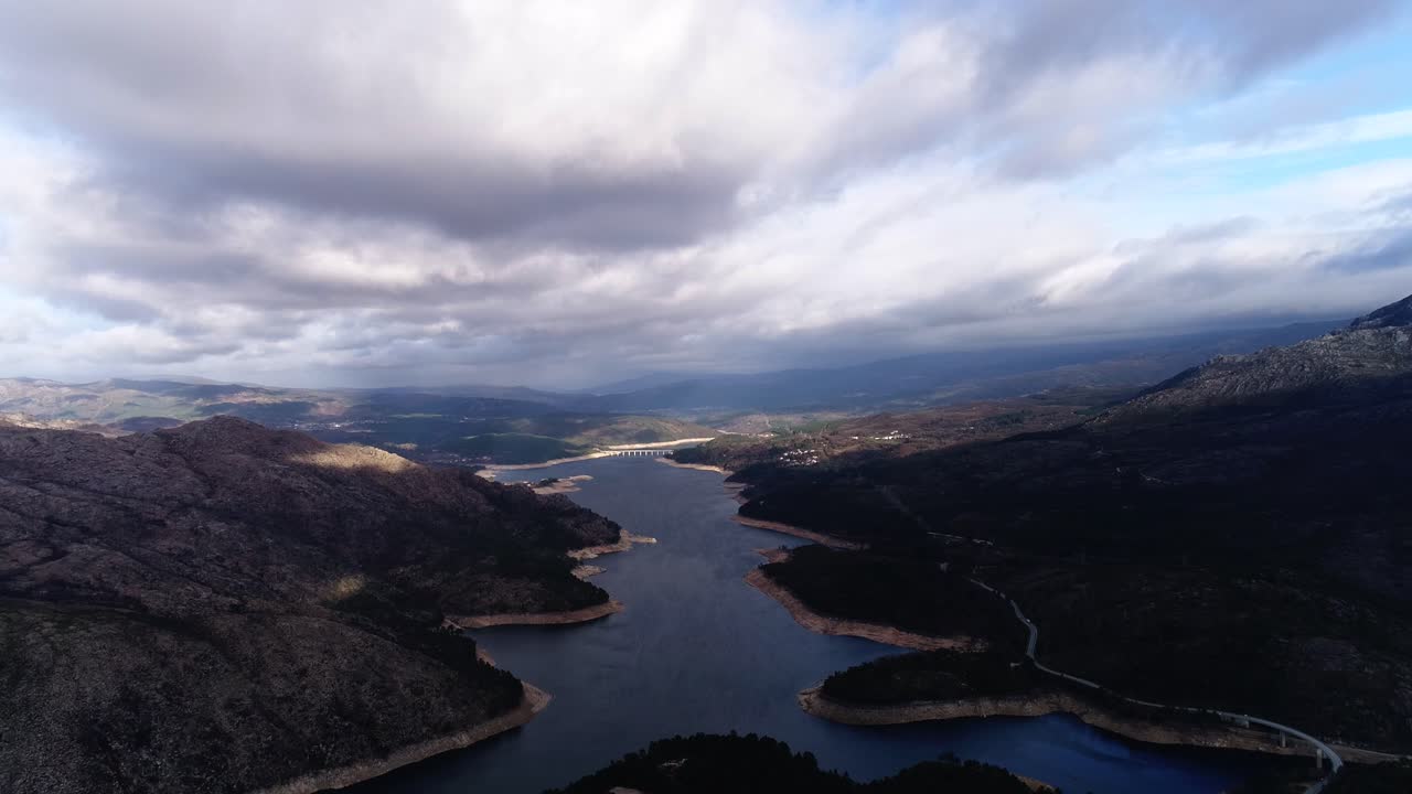 Veduta aerea del fiume di montagna tra le montagne