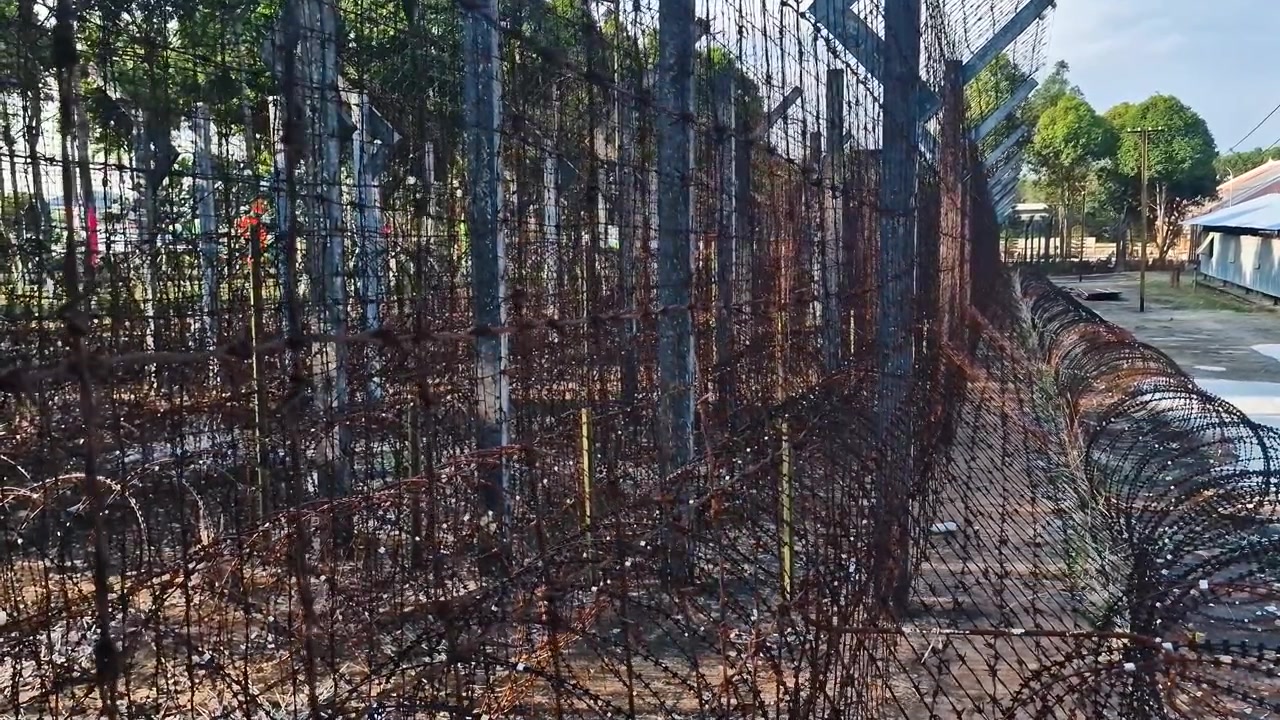 File di filo spinato presso la prigione di Phu Quoc, punto di riferimento storico della colonizzazione francese e della guerra del Vietnam.