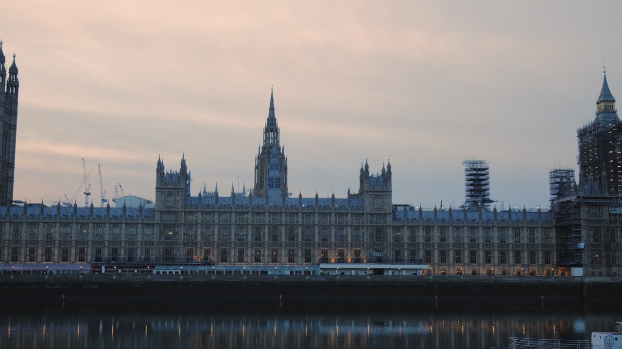 웨스트민스터 궁전 (westminster abbey) 과 빅벤 (big ben) 의 물속에서 아름다운 저녁 반사.