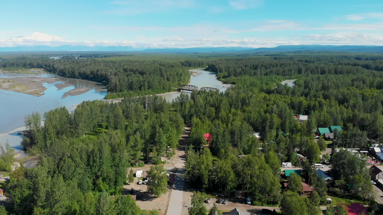 mt와 함께 수싯나 강을 따라 있는 talkeetna, ak 마을의 4k 드론 비디오