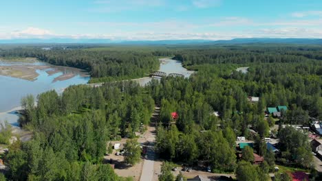 Video-De-Dron-De-4k-De-Talkeetna,-Un-Pueblo-Ak-A-Lo-Largo-Del-Río-Susitna-Con-Mt