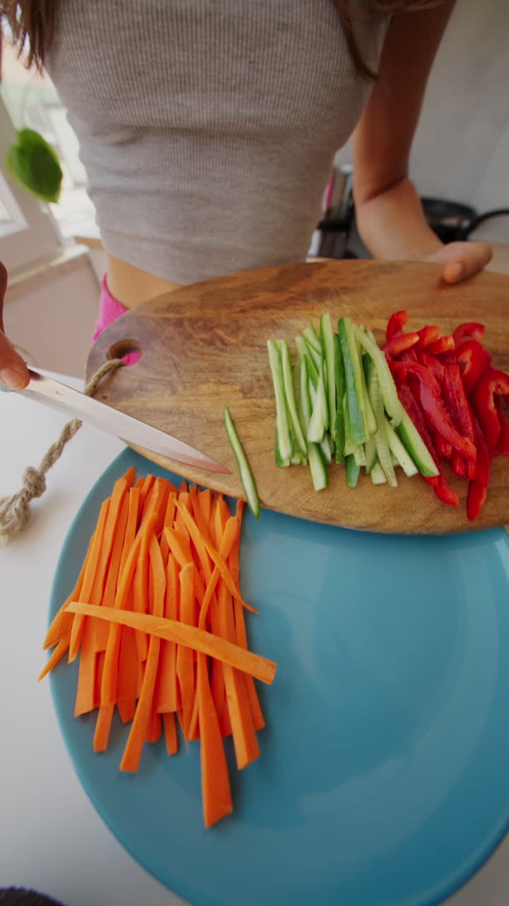 Mani che affettano verdure fresche su un tagliere