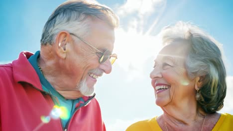 una pareja de ancianos sonrientes al aire libre.