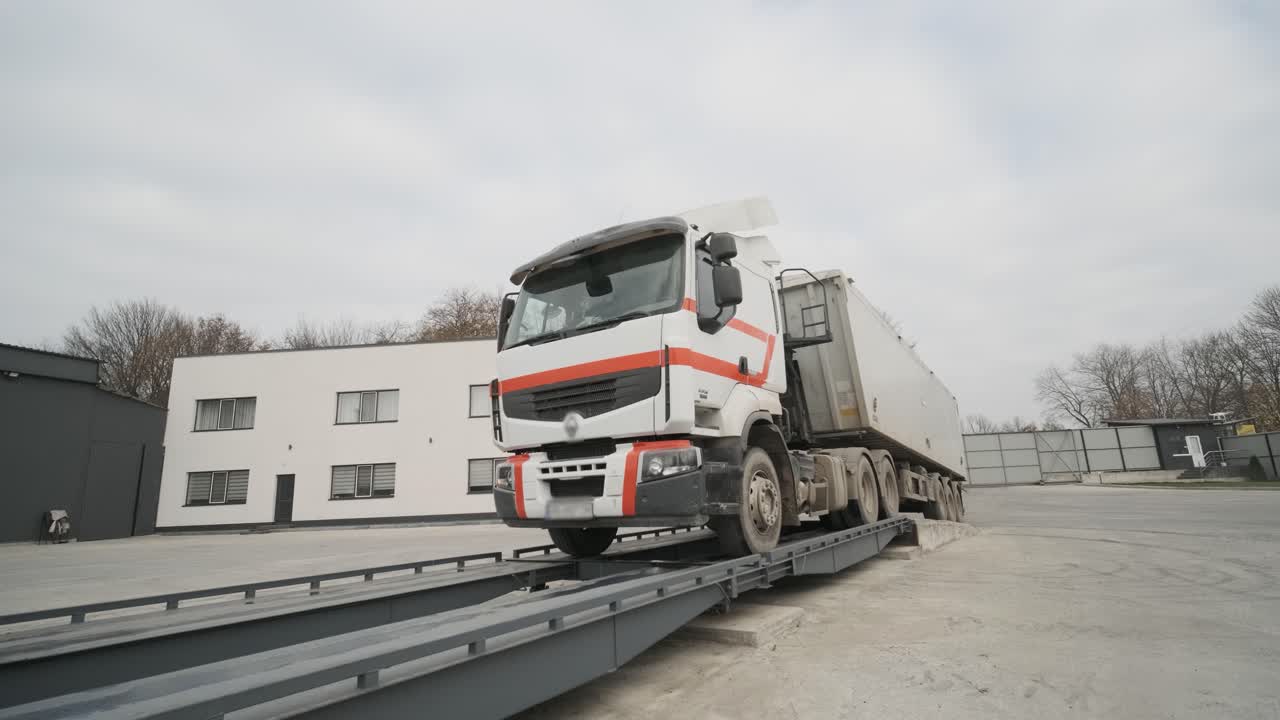 грузовик сбрасывает обломки на строительную площадку.