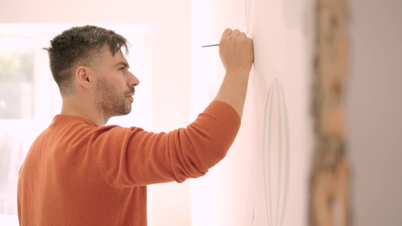 L'artista decora le pareti con disegni nella cameretta dei bambini. Pittura artistica delle pareti nella nuova casa. Lavori di ristrutturazione