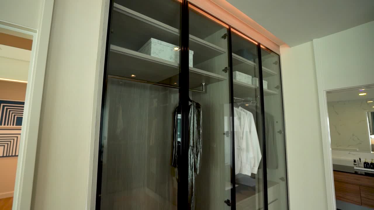 주 침실에 있는 검은색과  ⁇ 색의 현대적인 내장 옷장