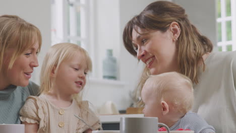 Gleichgeschlechtliches-Weibliches-Paar-Beim-Gesunden-Frühstück-Zu-Hause-Mit-Tochter-Und-Kleinem-Sohn