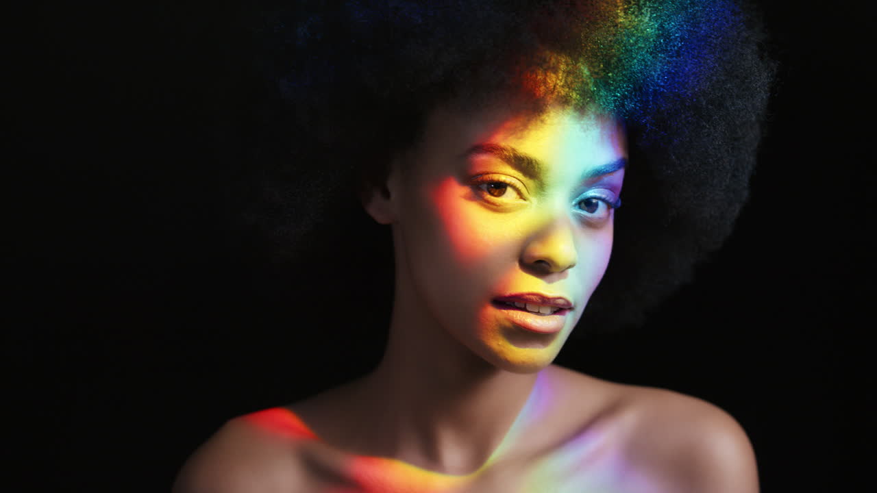 retrato multicolor mujer hermosa con afro funky sonriendo segura disfrutando de la expresión individual belleza femenina natural luz colorida sobre fondo negro concepto de orgullo lgbt