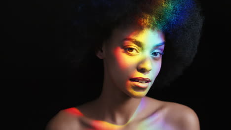 Mehrfarbiges-Porträt,-Schöne-Frau-Mit-Flippigem-Afro-Lächeln,-Selbstbewusst,-Genießend-Den-Individuellen-Ausdruck,-Natürliche,-Feminine-Schönheit,-Buntes-Licht-Auf-Schwarzem-Hintergrund,-LGBT-Stolz-Konzept