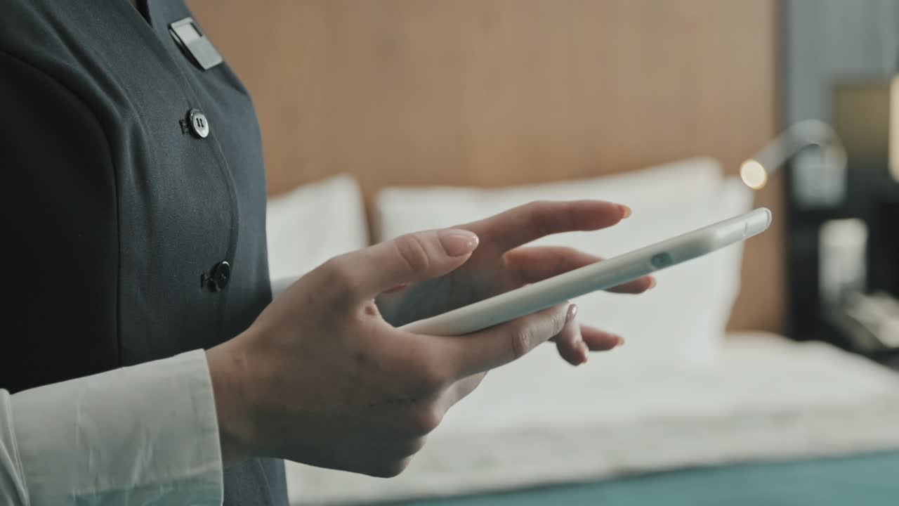 manos femeninas del gerente del hotel usando una tableta digital