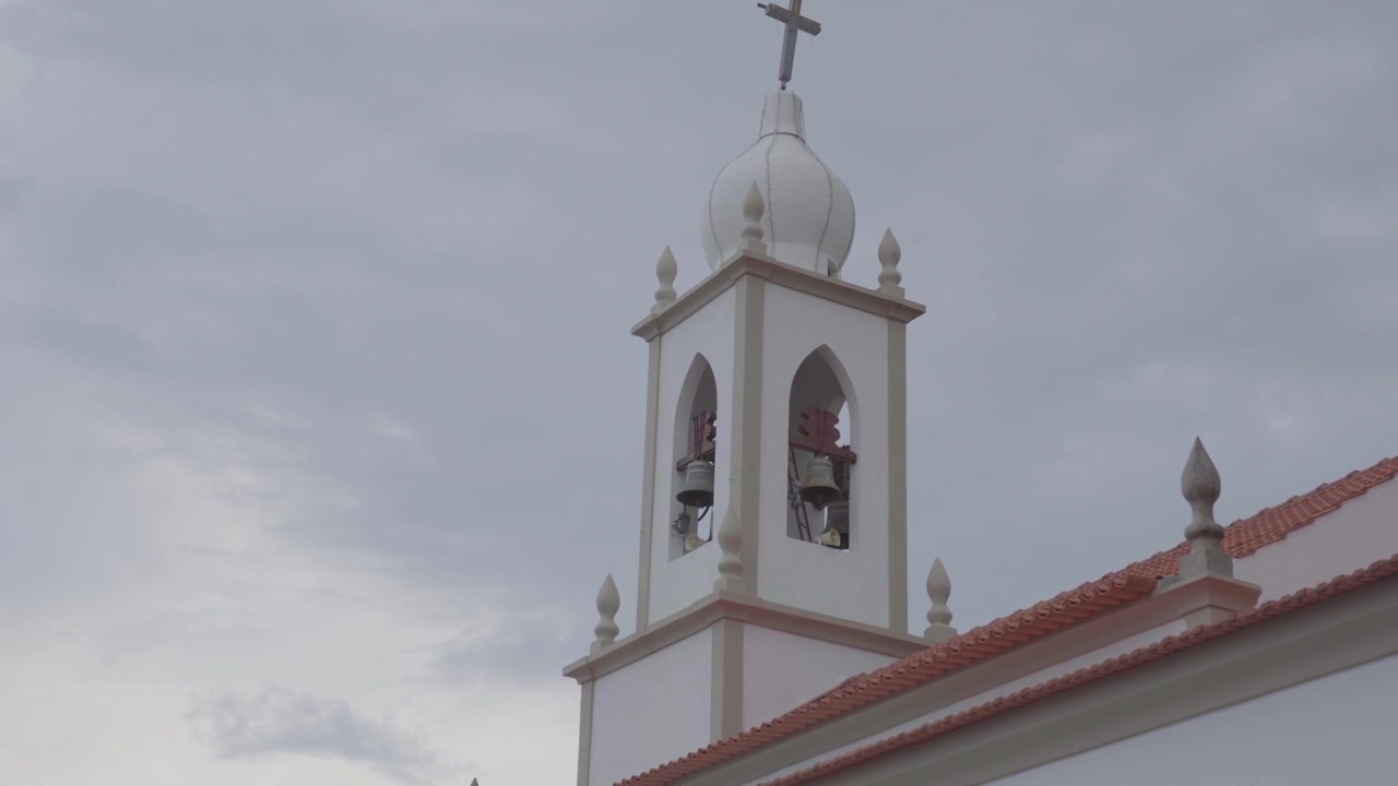 Cúpula de uma igreja em um céu cinzento, pacífico 4k
