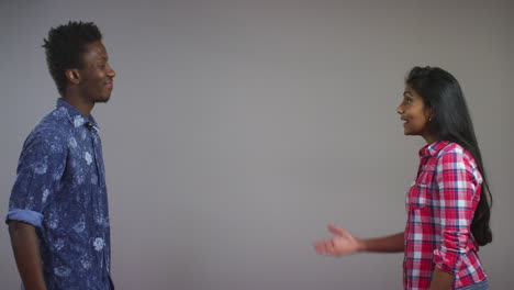 amigos adultos jóvenes que se distancian socialmente