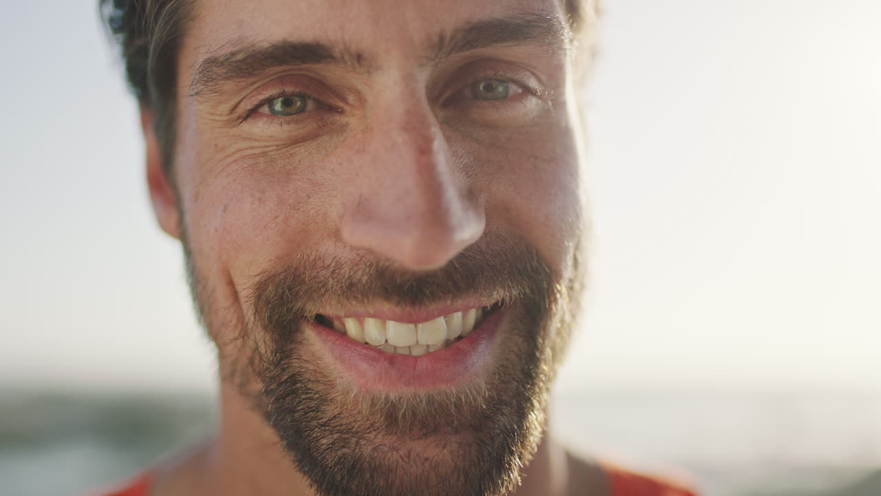 cara, viajar y feliz con el hombre en la aventura