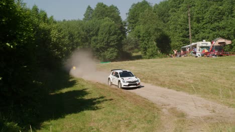 Coche-Deportivo-De-Rally-Conduciendo-Hacia-La-Cámara-Lenta