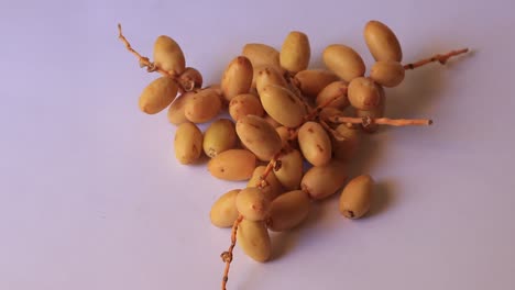 la palmera datilera fresca se coloca sobre la mesa con aceite, concepto de comida saludable