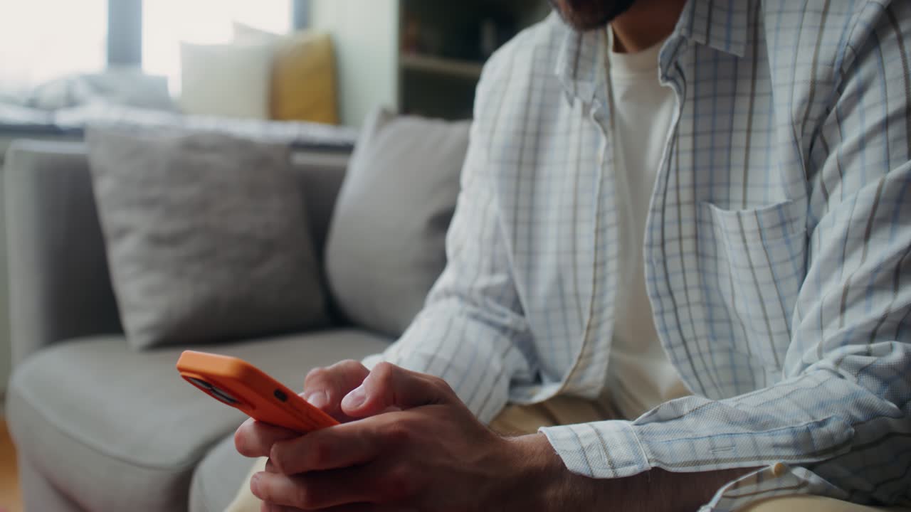hombre usando un teléfono inteligente en casa