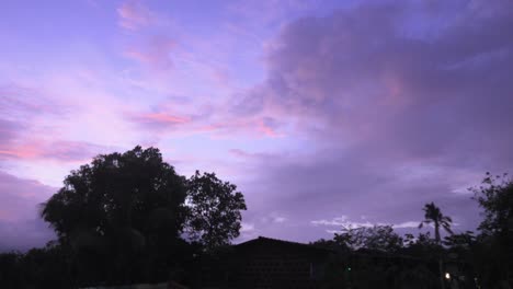 las nubes del atardecer se mueven en movimiento.