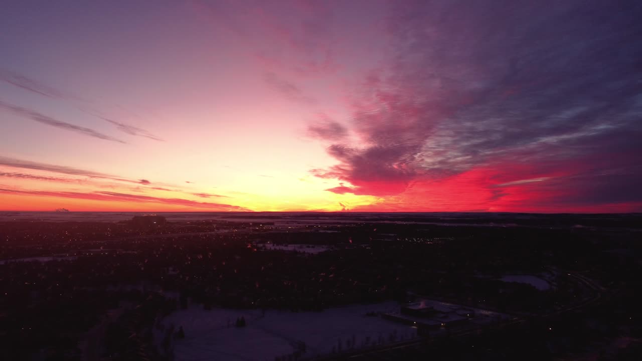 tomas aéreas de la comunidad de calgary durante un hermoso amanecer de invierno