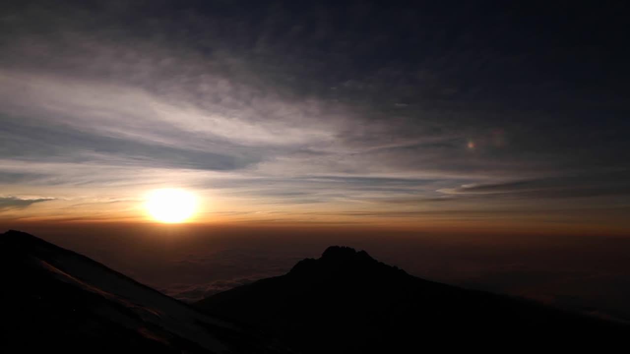 sol poniente con afloramiento rocoso