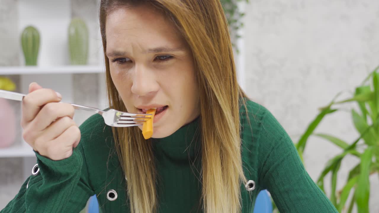 건강한 라이프 스타일. 여자는 채소를 먹지 않습니다.