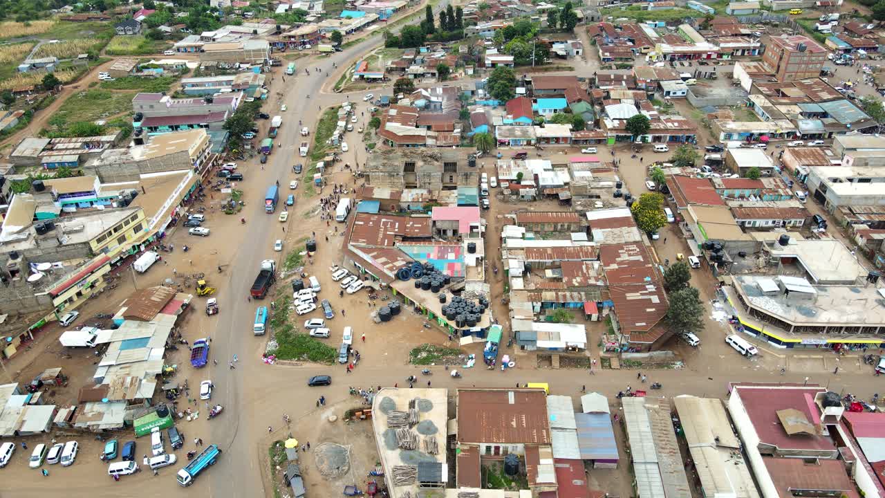 아프리카의 노천 시장에서 자동차와 사람들의 공중 전망 - 역방향, 드론 샷