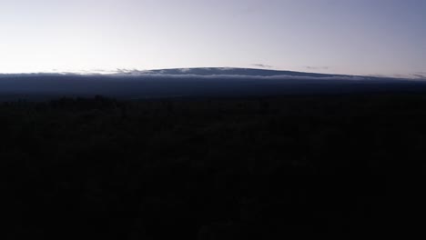 una foto aérea rápida de mauna loa silueta de nuevo el cielo de la tarde al atardecer en la gran isla de hawai