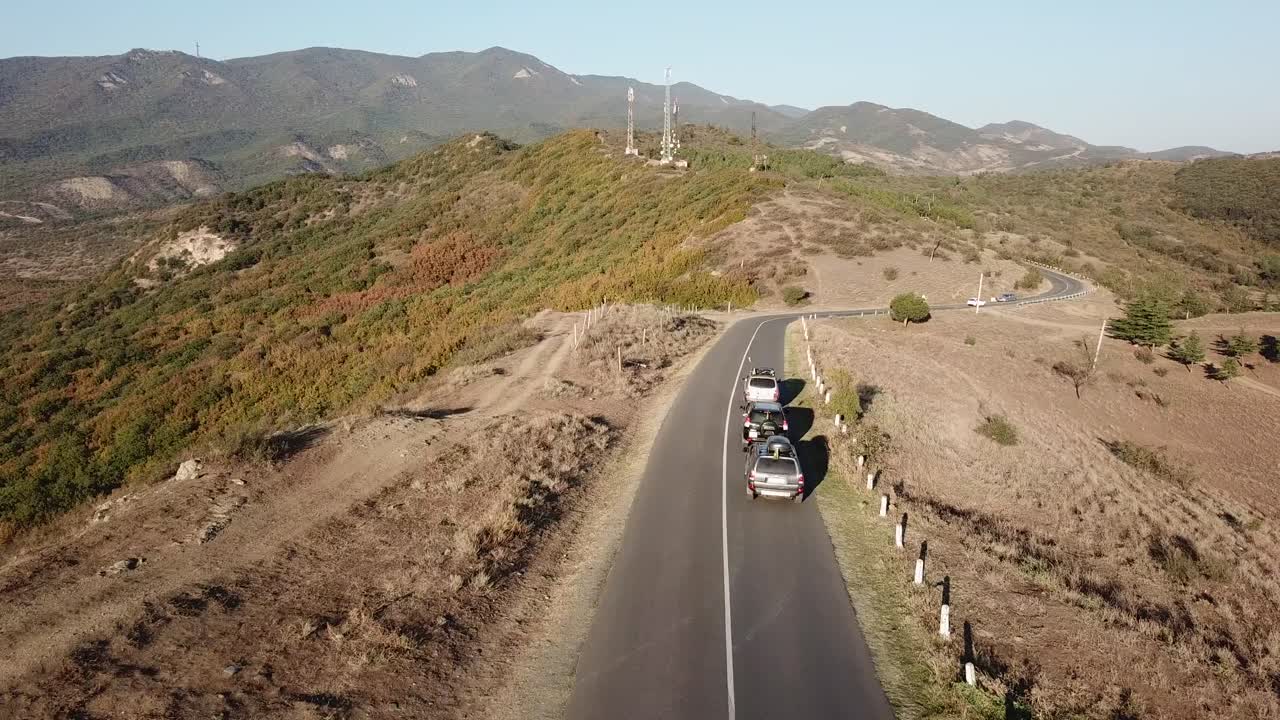 paseo en tres suv en la cima de las montañas