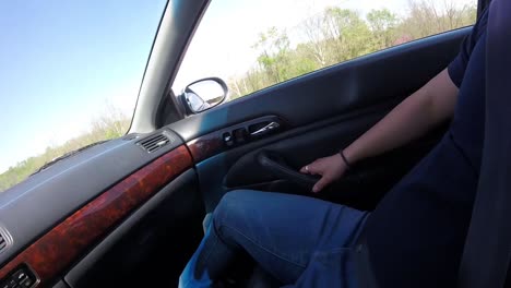 masculino en jeans sentado en el asiento del pasajero | conducir en autopista-autopista en estados unidos