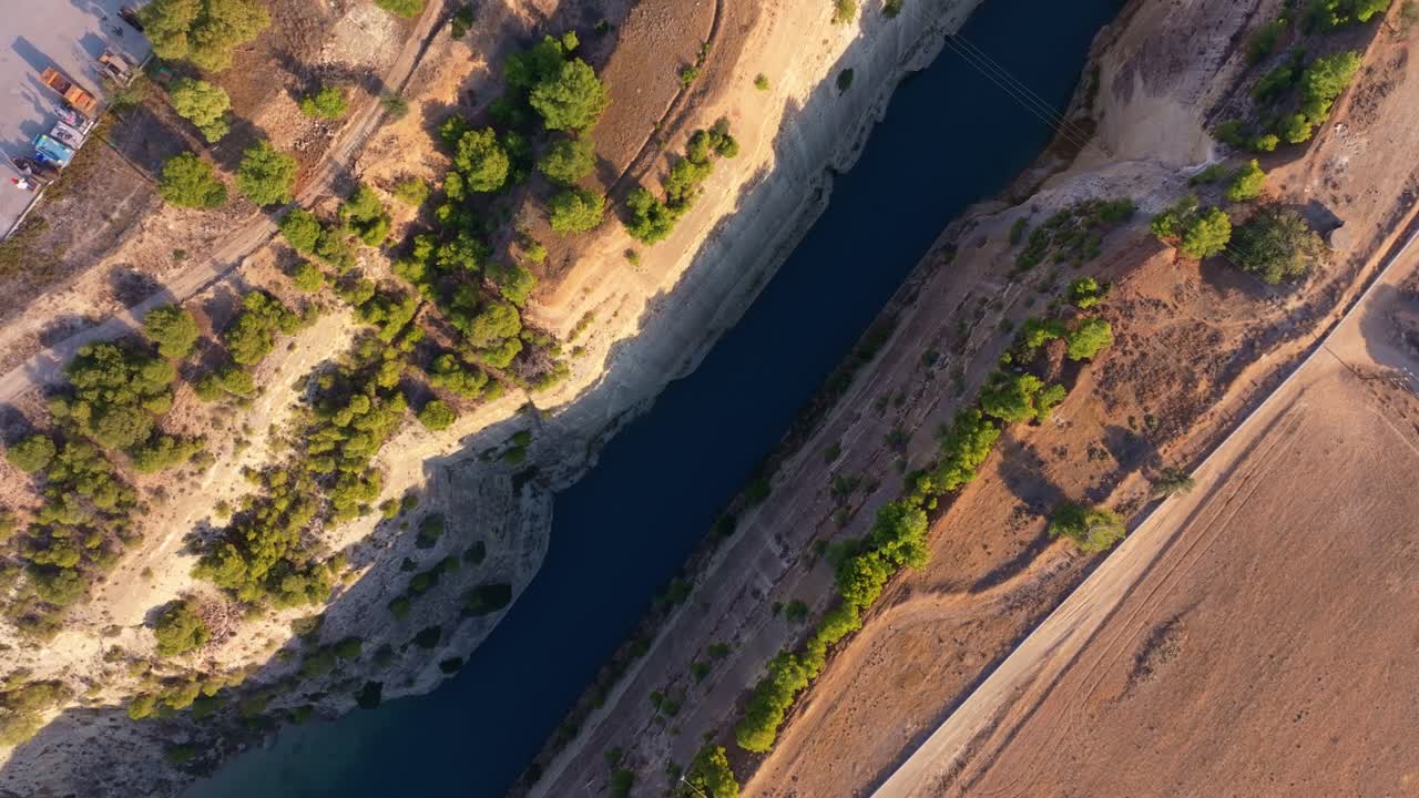 Luftfoto af en indrammet vandvej mellem tårnhøje klipper, Grækenland