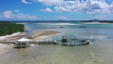 Antenne-Des-Langen-Piers-Und-Des-Pavillons,-Der-Sich-Bei-Ebbe-An-Einem-Sonnigen-Tag-über-Den-Sandstrand-Auf-Der-Insel-Leebong-Belitung,-Indonesien,-Erstreckt