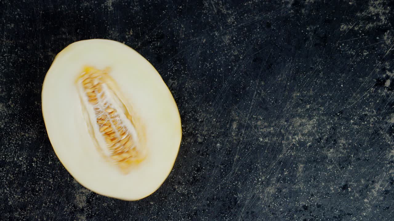 반 신선한 멜론은 천천히 회전합니다.