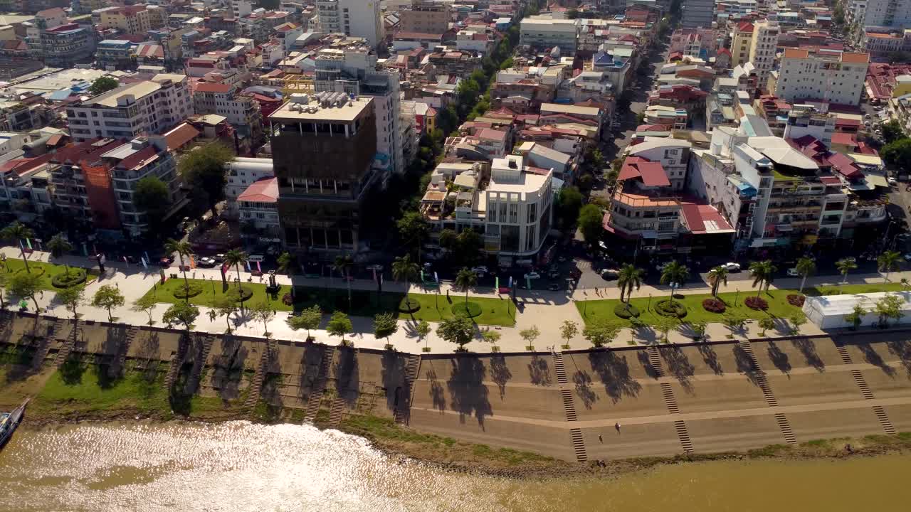 펜의 톤레 사프 강변 공원과 주택 및 상업 건물, 낮에 드론 촬영