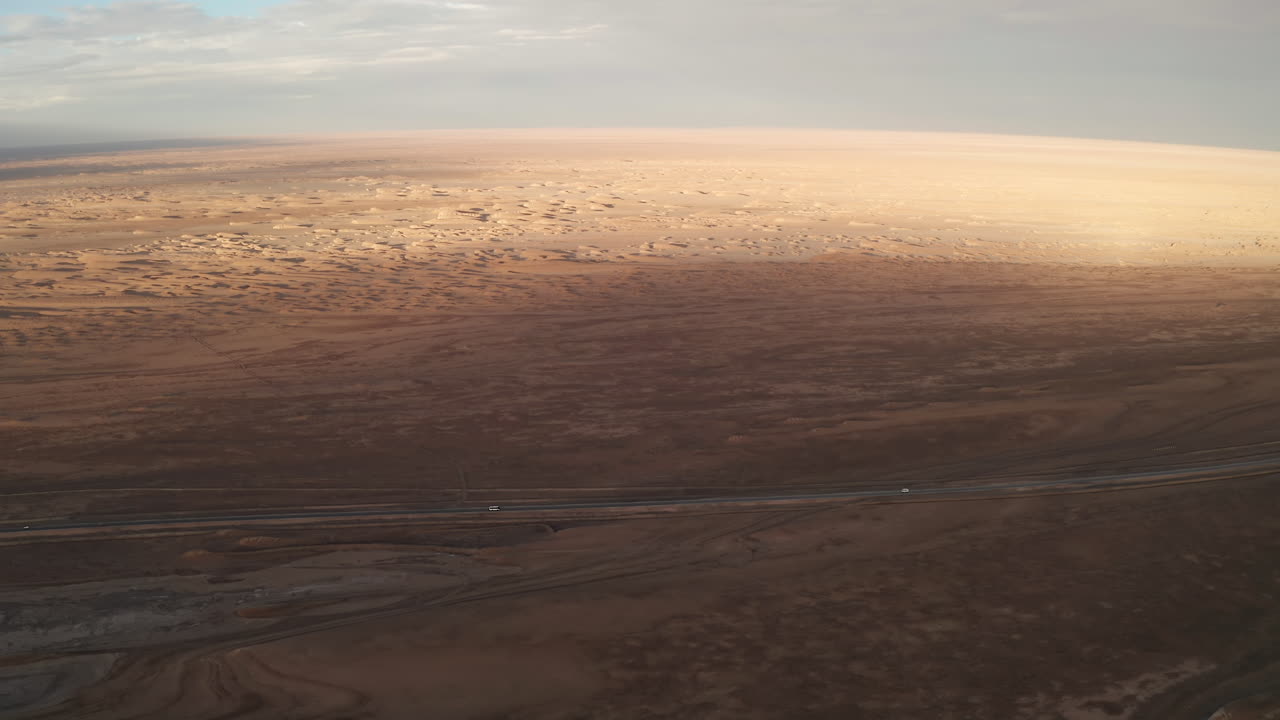 넓은 평야의 배경으로 소금 호수 의 직선 도로.