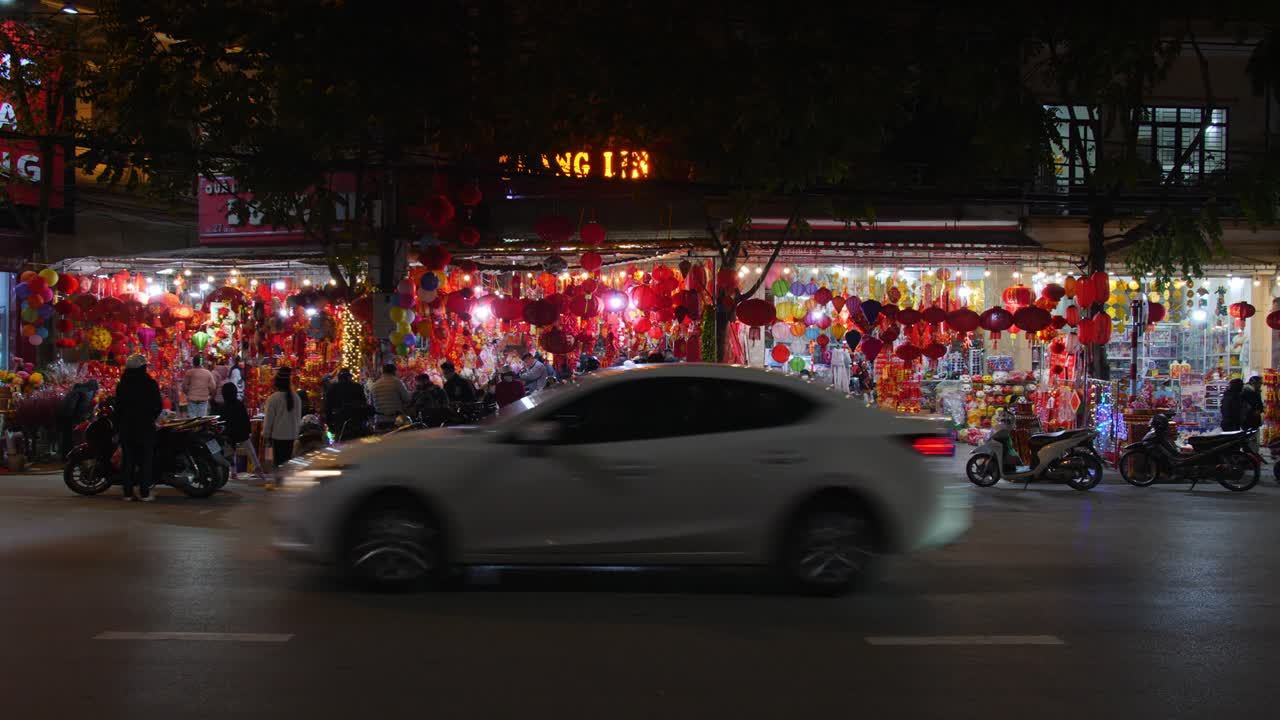 새해를 맞아 랑손에 있는 가게에서 랜턴을 사는 바이커들의 정적인 장면