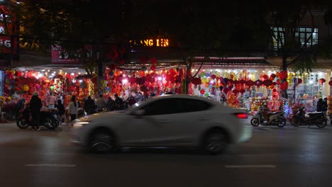 toma estática de ciclistas comprando linternas en una tienda en lang son para año nuevo