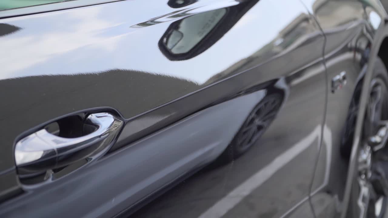 primer plano de los detalles de la puerta lateral del coche