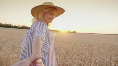 disfruta del aire fresco camina alrededor del campo de trigo al atardecer 1