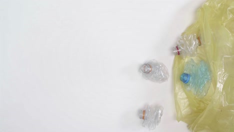 botellas de plástico trituradas en bolsas de basura para reciclar