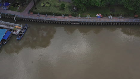 Vista-Aérea-De-Arriba-Hacia-Abajo-Del-Puerto-Deportivo-De-Barcos-En-Un-Canal-En-El-Distrito-De-Binh-Thanh-En-La-Ciudad-De-Ho-Chi-Minh,-Vietnam