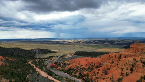Dramatischer-Himmel,-Amerikanischer-Wilder-Westen,-Stürmischer-Himmel-über-Utah,-Luftpanorama